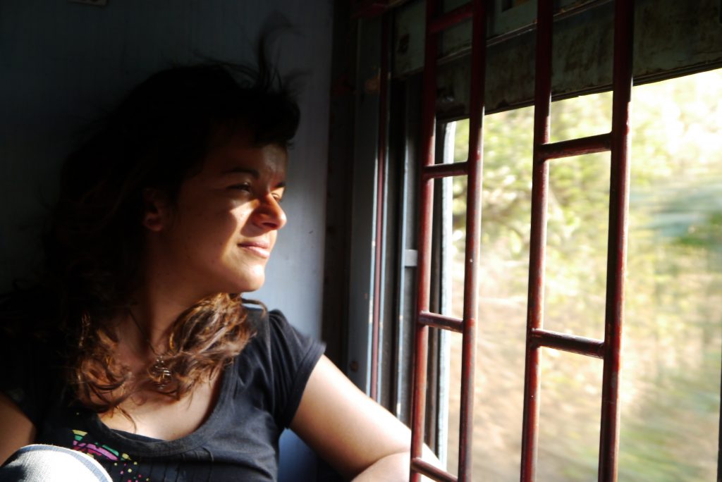 Yaiza en un tren en la India