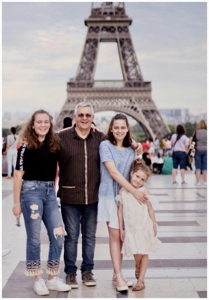 Familia de viaje en París