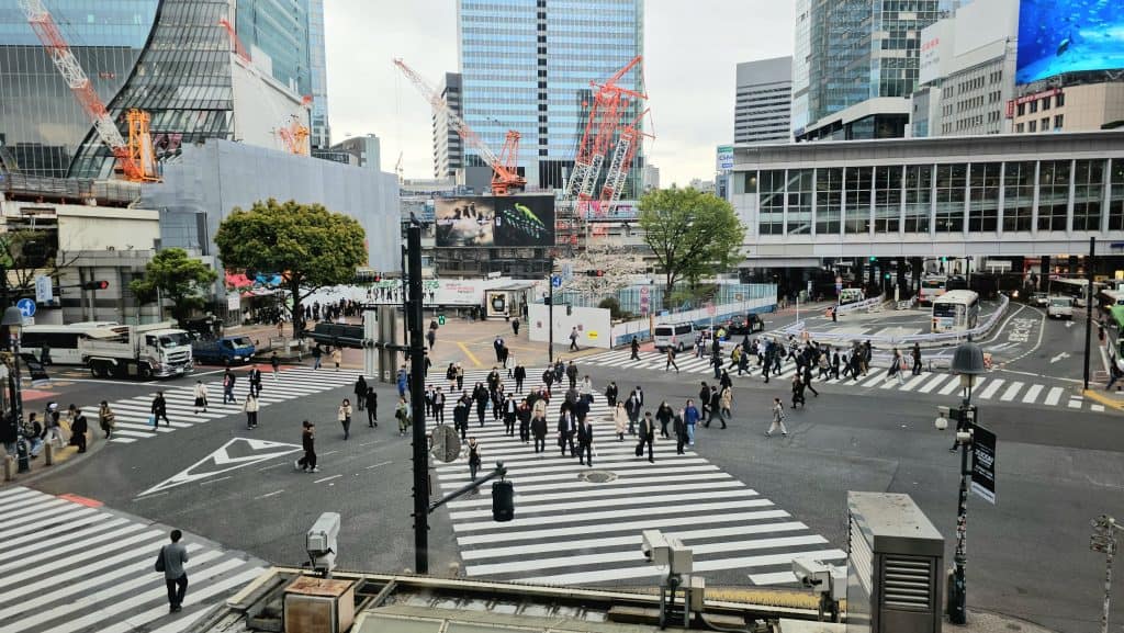 Personas cruzando Shibuya Crossing en Tokio Japón por la mañana