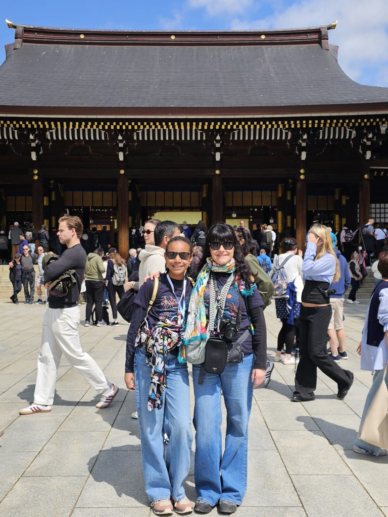 Dos viajeras posando delante del edificio principal de Meiji Jingu en Tokio