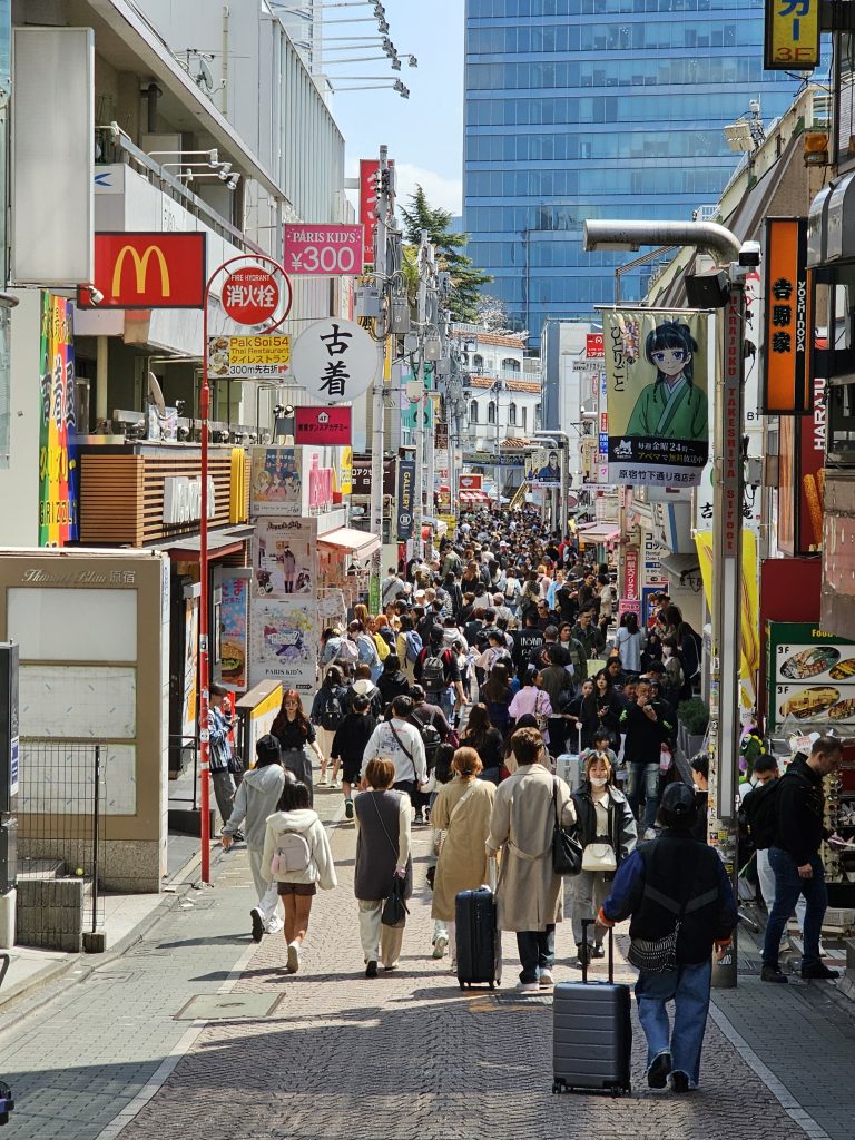 Harajuku es una de las zonas más animadas, curiosas y coloridas de Tokio. Famosa por su ambiente juvenil, sus tiendas llamativas y esa energía tan característica que se respira en sus calles, es uno de esos barrios donde apetece pasear sin rumbo, entrar en tiendas originales y dejarse sorprender a cada paso. Aunque suele asociarse sobre todo a Takeshita Street y a su lado más extravagante, Harajuku tiene mucho más que ofrecer: calles llenas de vida, escaparates imposibles, cafés curiosos y una mezcla muy especial entre moda, tendencias y ambiente urbano que lo convierten en una parada imprescindible en cualquier ruta por Tokio.