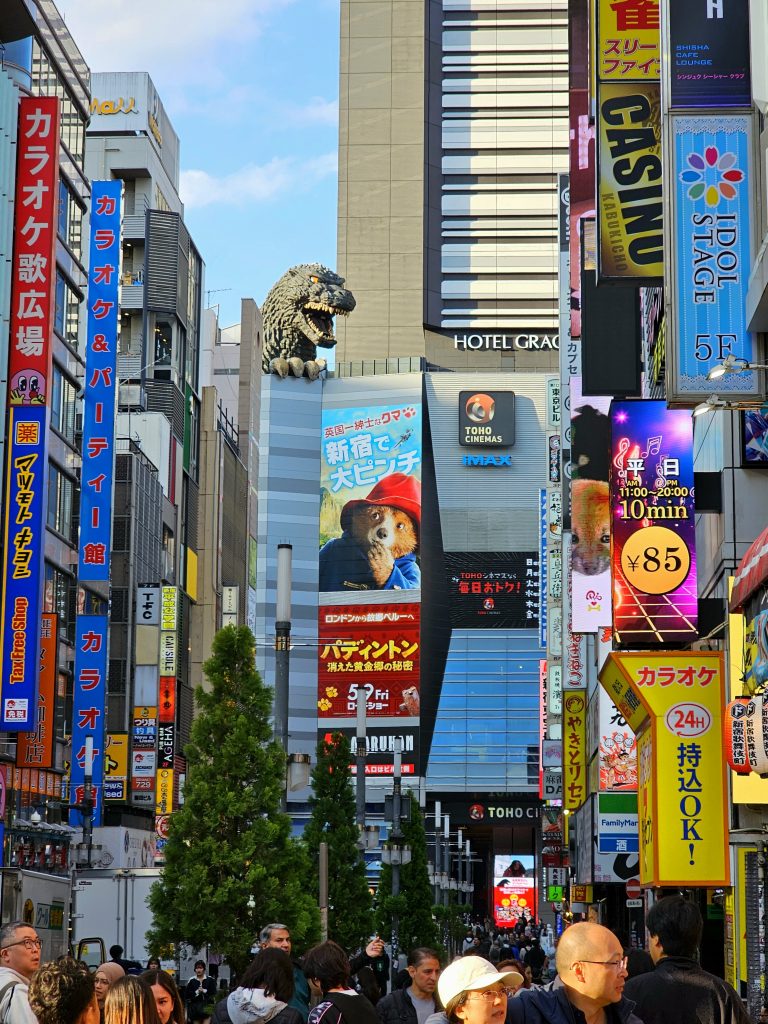 Cabeza de Godzilla asomando sobre un edificio de Kabukicho en Shinjuku, Tokio.