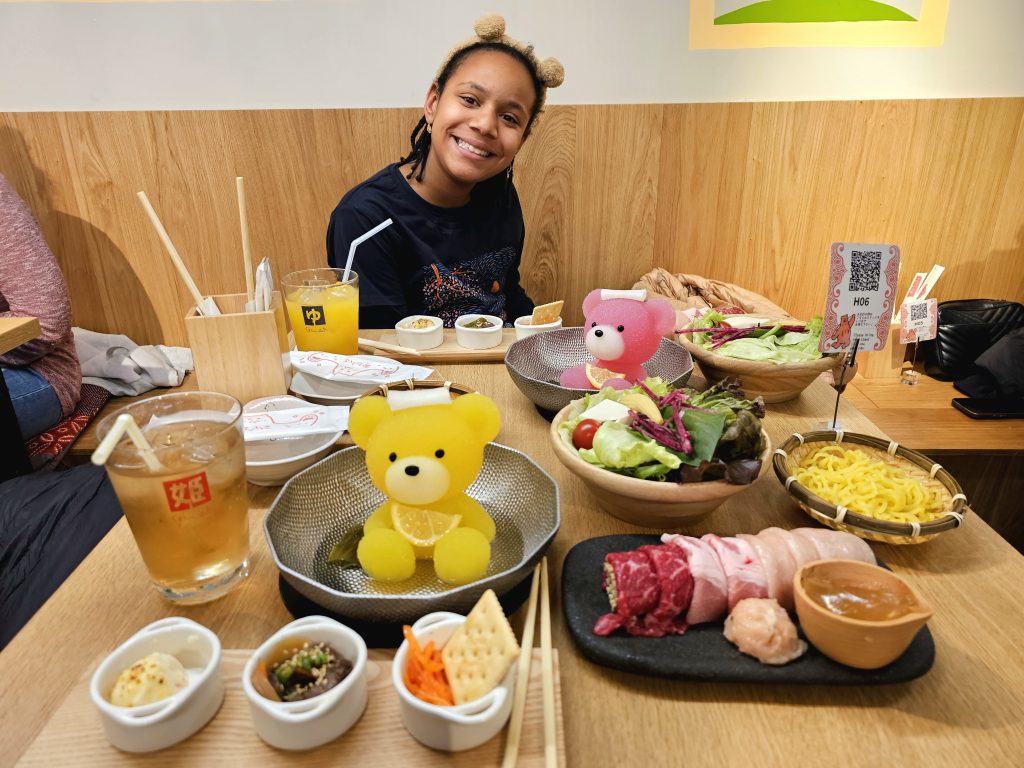 Restaurante temático en Japón con comida creativa durante viaje en familia