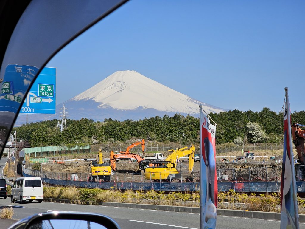 Monte Fuji con nieve visto desde la carretera en Japón, paisaje durante un recorrido en coche.