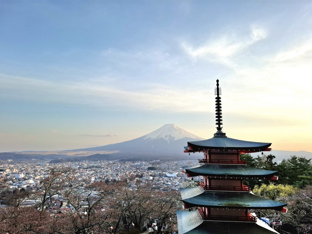 Pagoda Chureito con el monte Fuji al fondo en Japón, uno de los paisajes más icónicos del país cerca de Fujiyoshida