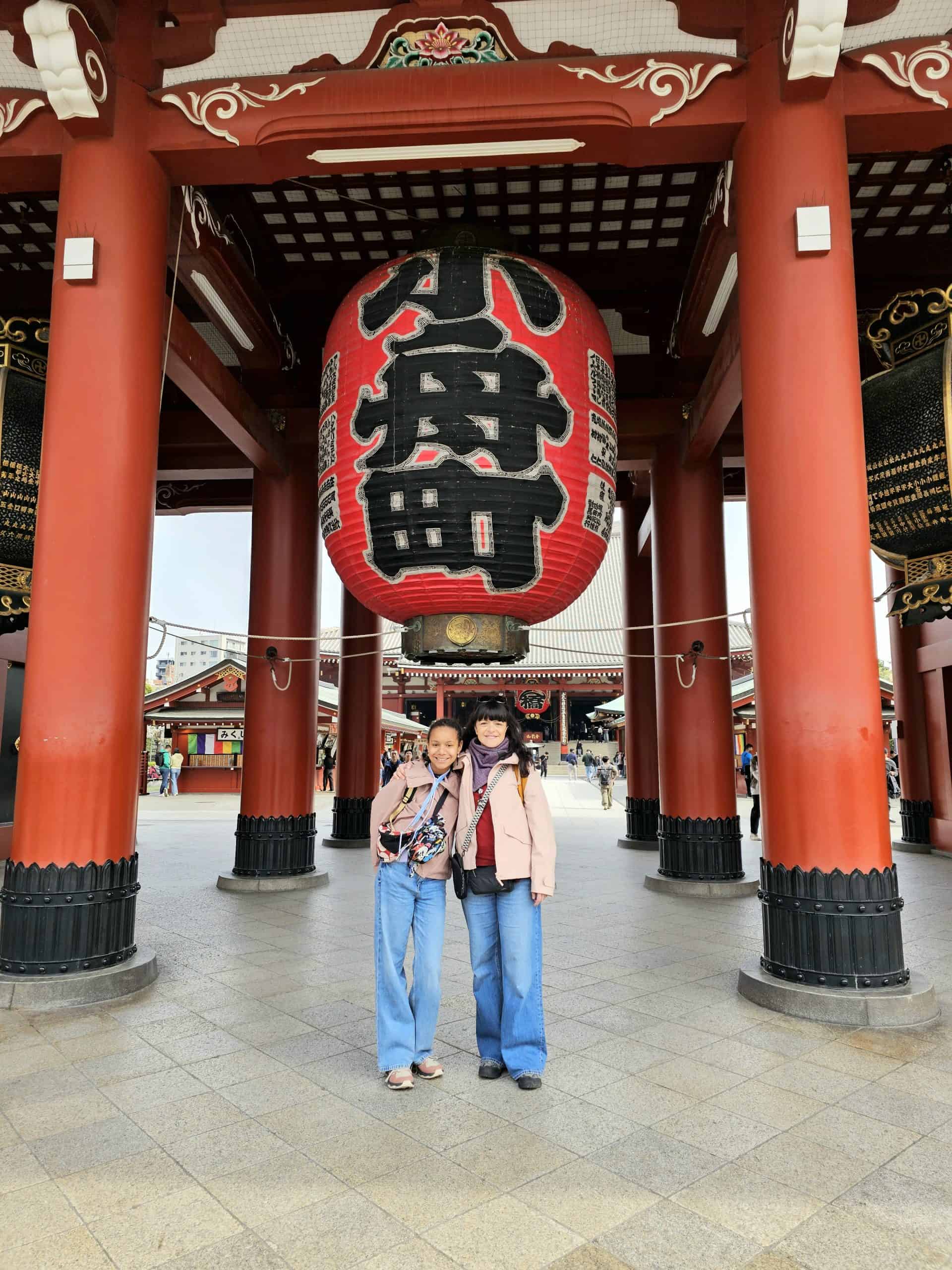 2025Puerta Kaminarimon con la linterna roja gigante en el templo Senso-ji en Asakusa, Tokio0410 083951(1)