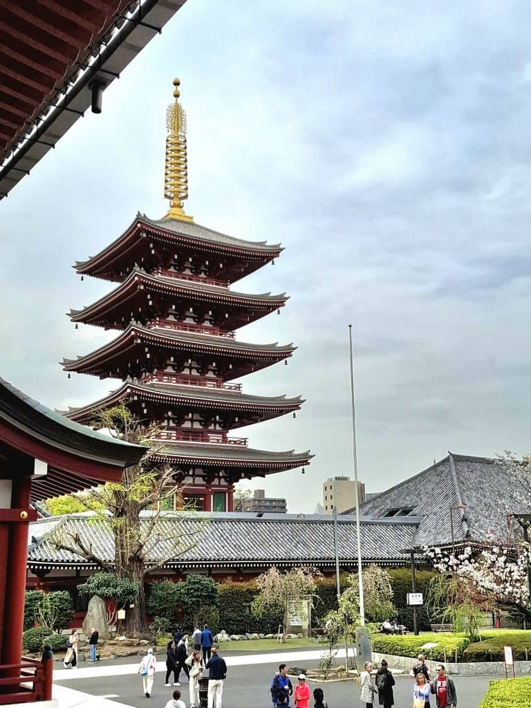 Pagoda de cinco pisos del templo Senso-ji en Asakusa, uno de los iconos más reconocibles de Tokio
