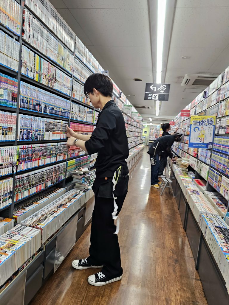 Interior de una tienda de manga en Akihabara con estanterías llenas de cómics japoneses