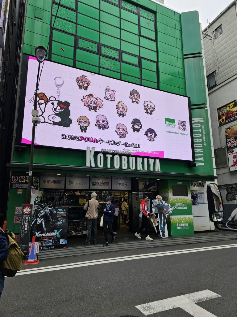 Fachada de la tienda Kotobukiya en Akihabara con figuras, anime y merchandising de coleccionista
