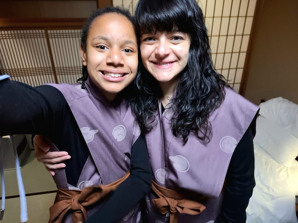 Madre e hija vestidas con yukata en alojamiento tradicional japonés durante un viaje a Japón