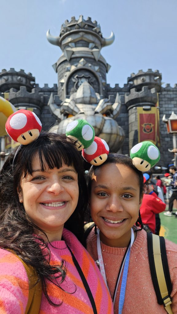 Madre e hija disfrutando de Super Nintendo World en Japón durante un viaje en familia