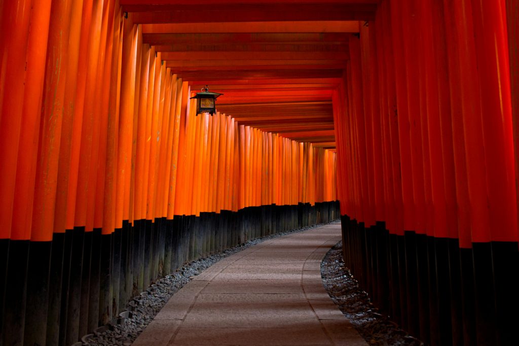 Camino de torii rojos en el santuario Fushimi Inari en Kioto