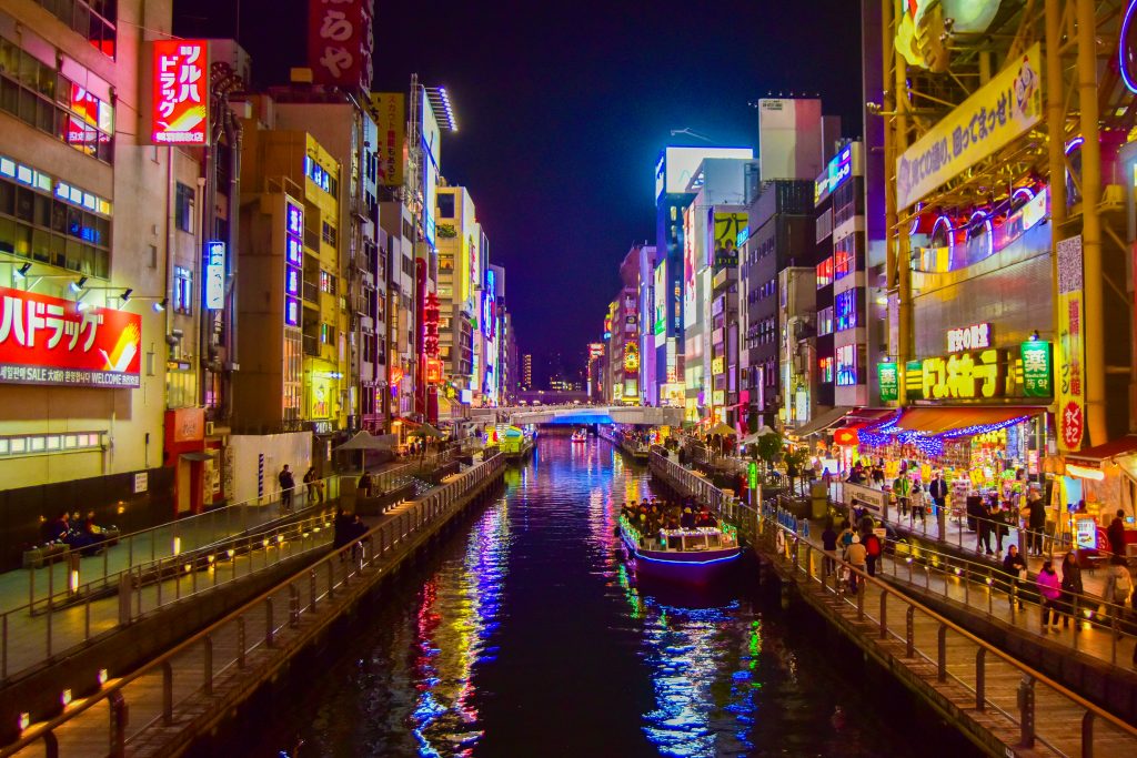 Canal de Dotonbori en Osaka iluminado por neones por la noche