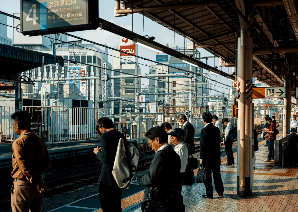 Estación de tren en Tokio con señalización en japonés, ejemplo de la importancia de planificar el transporte en Japón.