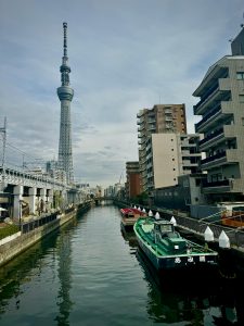 Tokyo Skytree vista desde el canal cerca de Asakusa