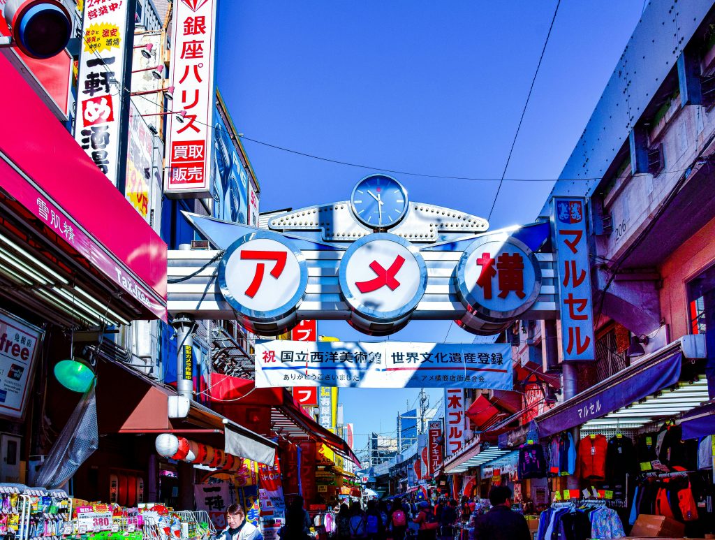 Entrada de Ameyoko en Ueno, Tokio, con carteles japoneses, tiendas y ambiente callejero